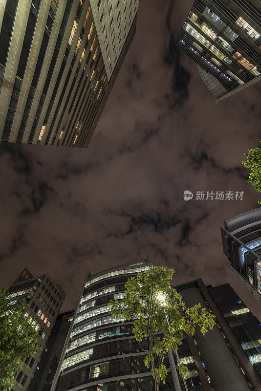 从下往上的建筑夜景，在São Paulo，巴西。